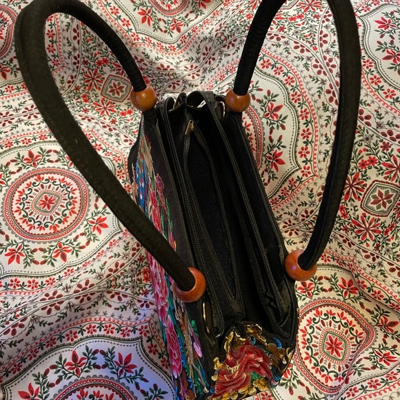 PRICE DROP Beautiful Embroidered Handbag 💐 - Picture 10 of 12